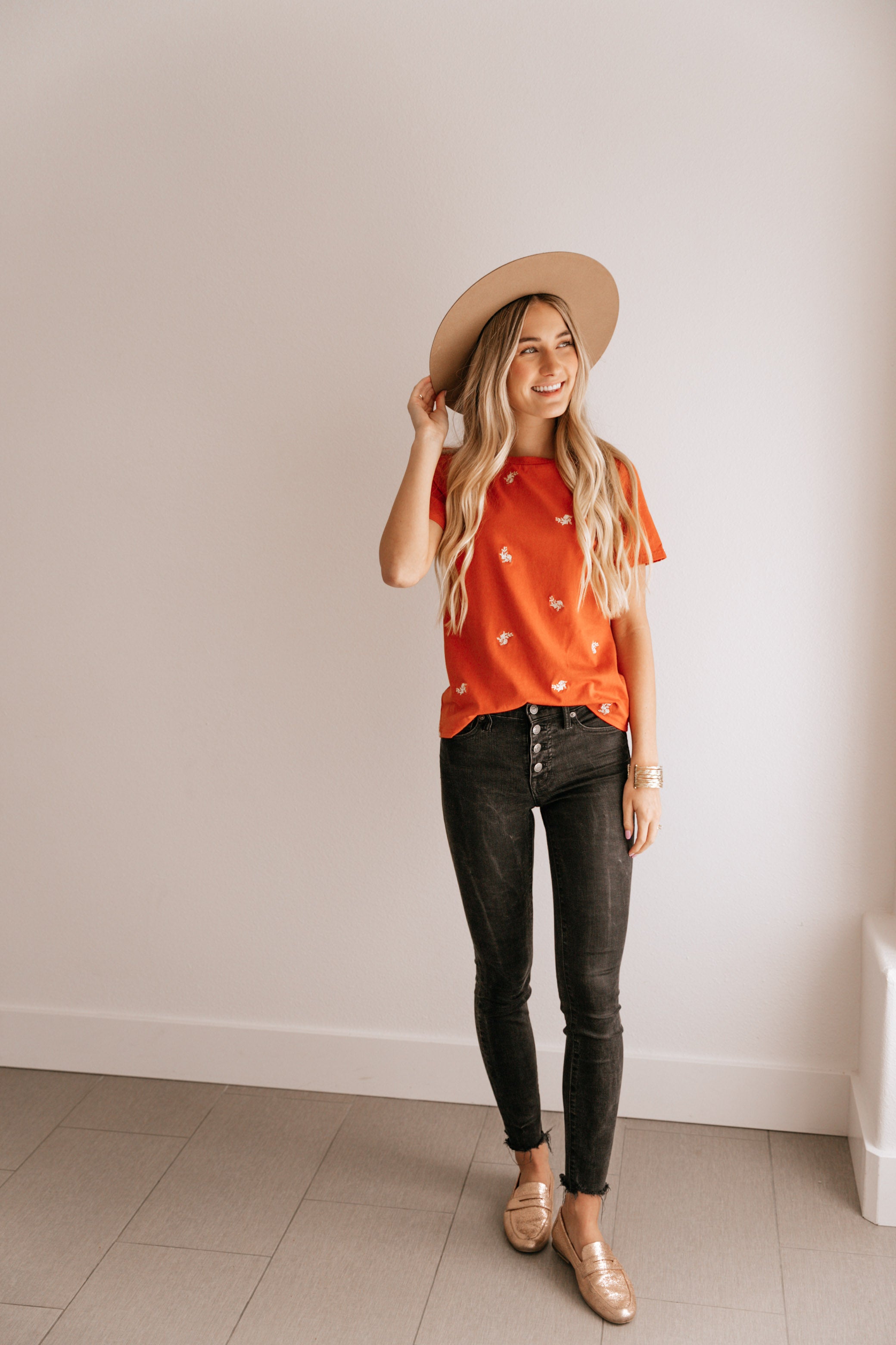 FLORAL EMBROIDERED TEE