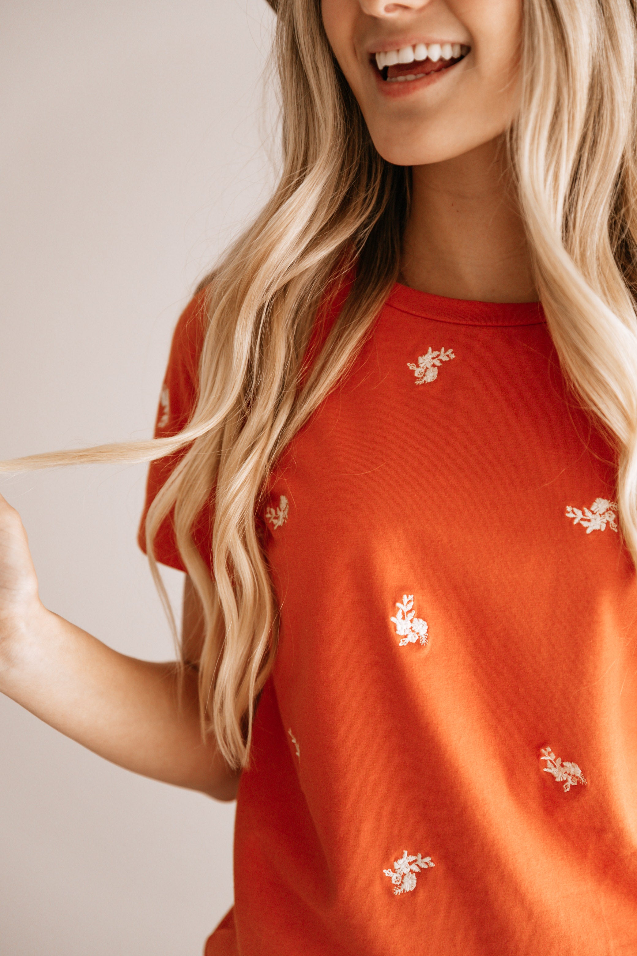 FLORAL EMBROIDERED TEE