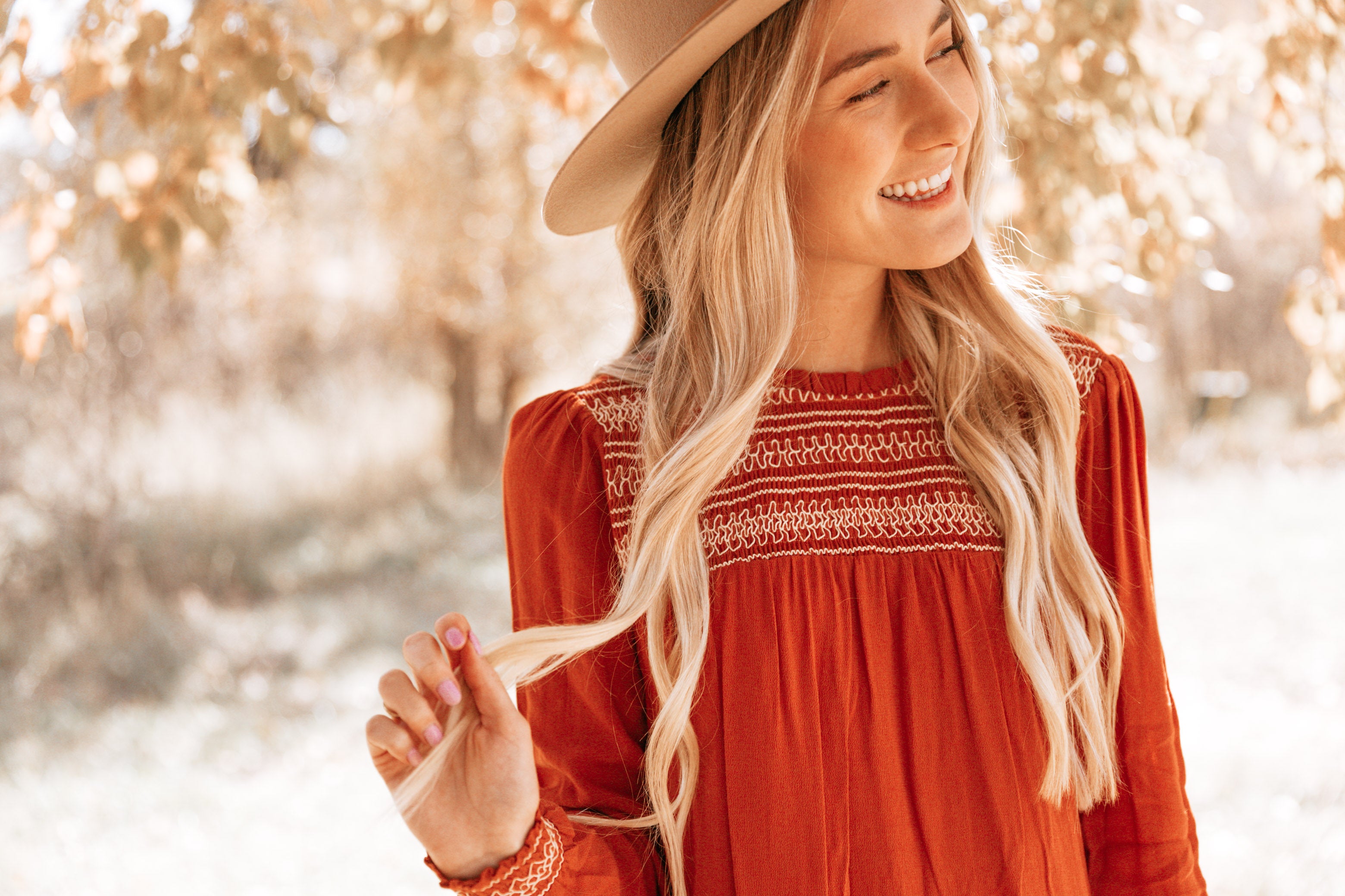 EMBROIDERED SCRUNCH SLEEVE TOP