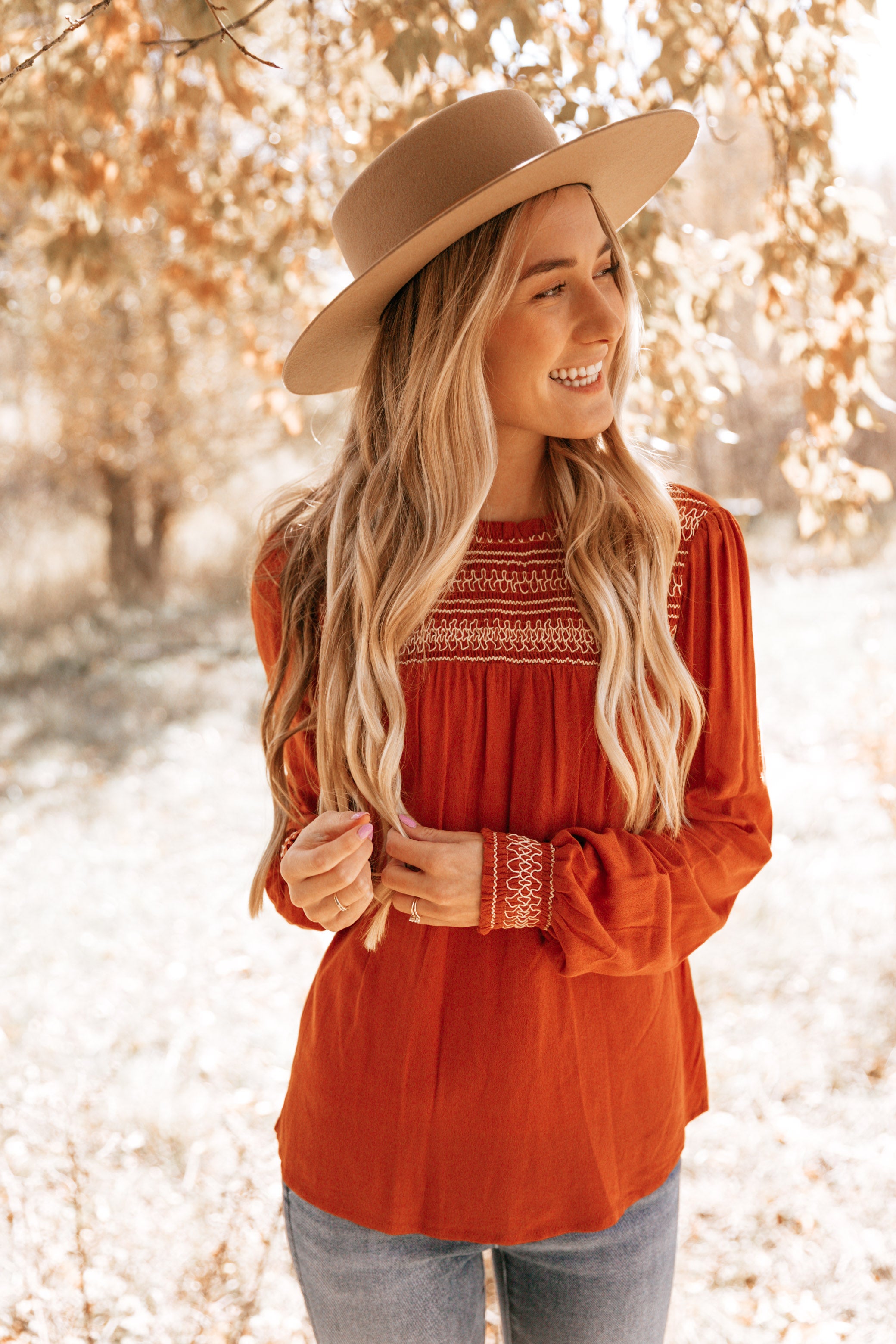 EMBROIDERED SCRUNCH SLEEVE TOP